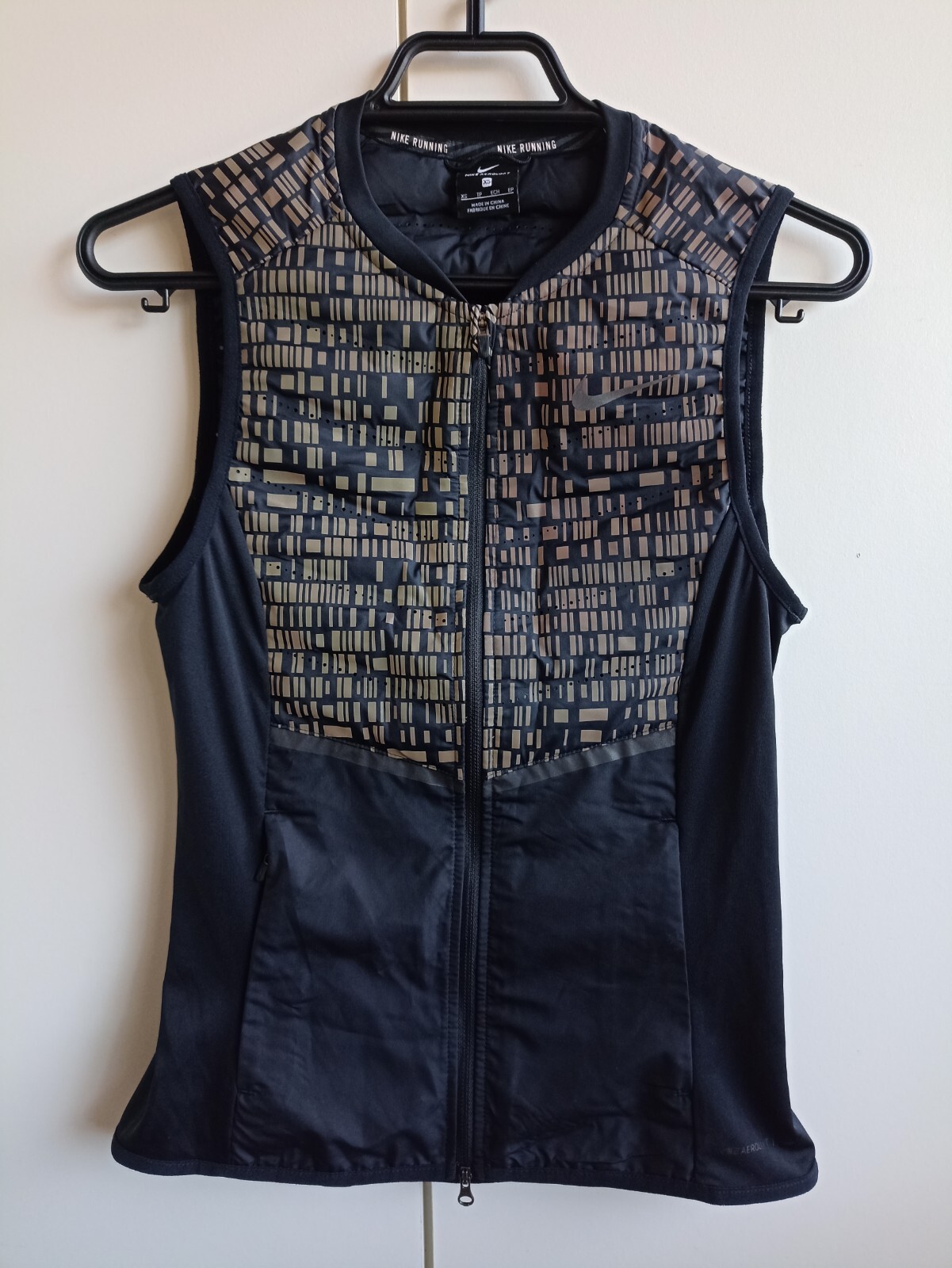NIKE AEROLOFT FLASH RUNNING VEST GILET SIZE XS (799883 010) BLACK