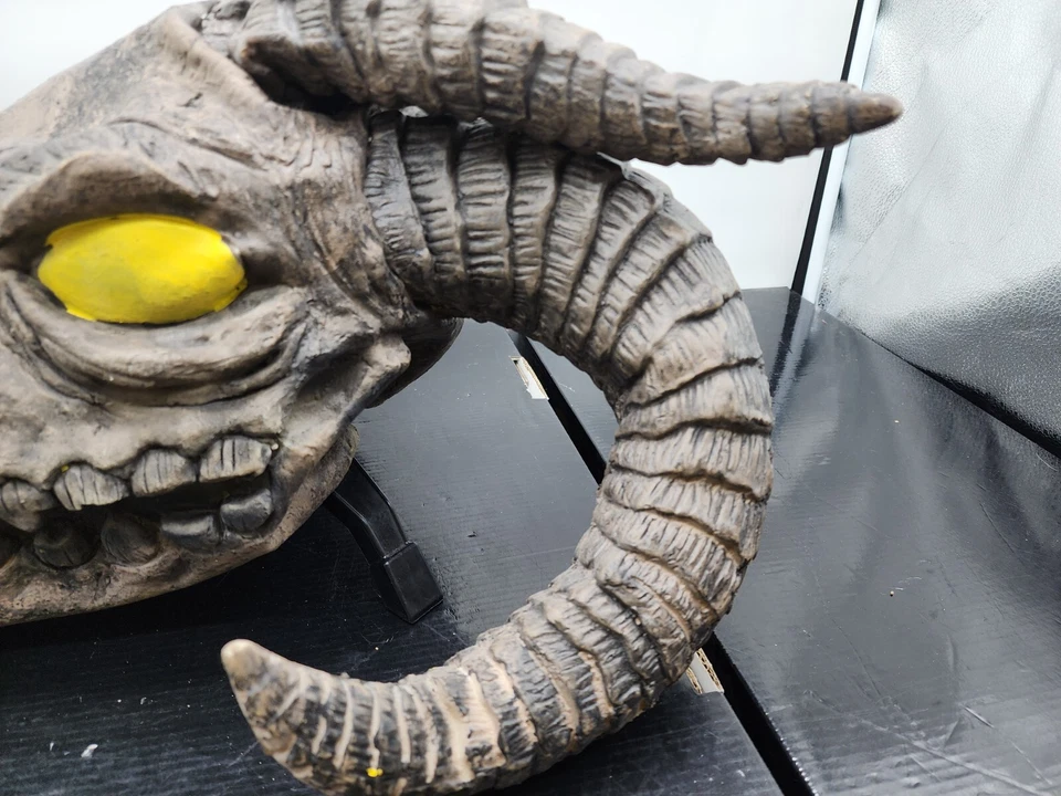 Máscara de disfraces de Halloween dragón ojos amarillos adulto de gran tamaño goma látex 17,5" Foto 3 de 4