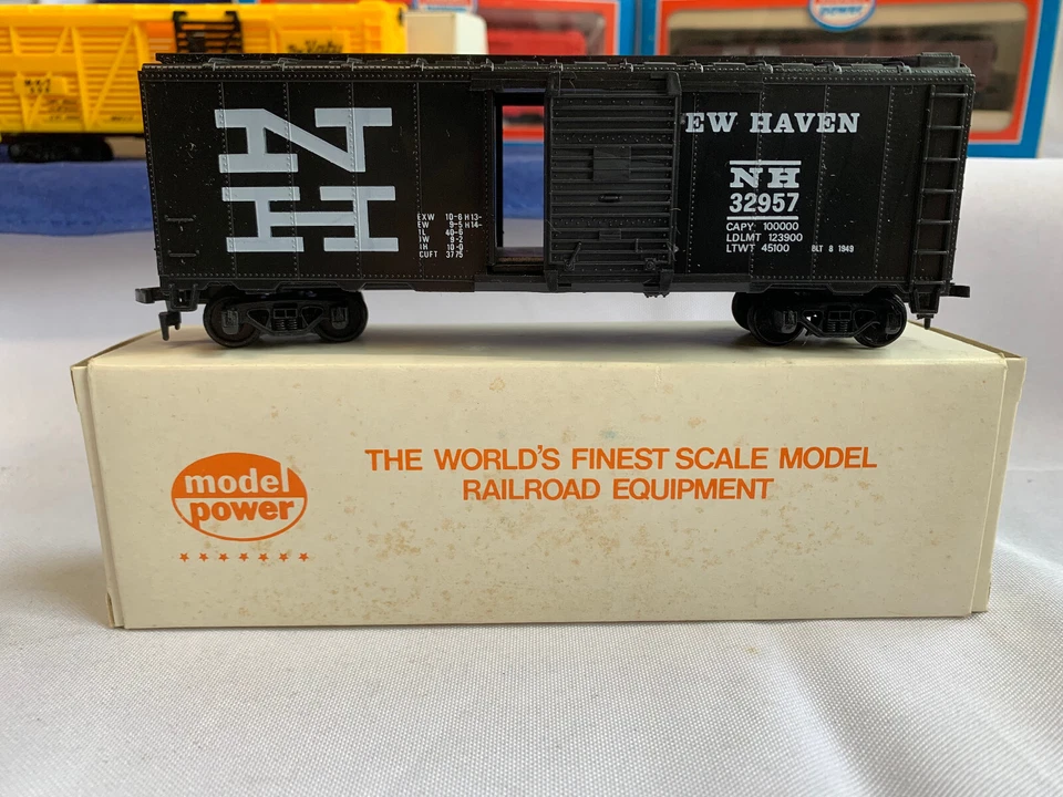 Model Power Train Car Lot w/ Signs Scale Model Railroad Equipment HO Scale - Image 3 of 4