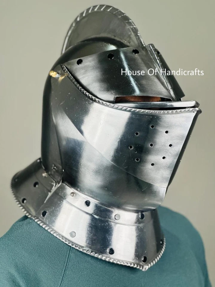 Casco de caballero medieval hecho a mano con armadura cerrada, casco listo para la batalla Foto 4 de 4