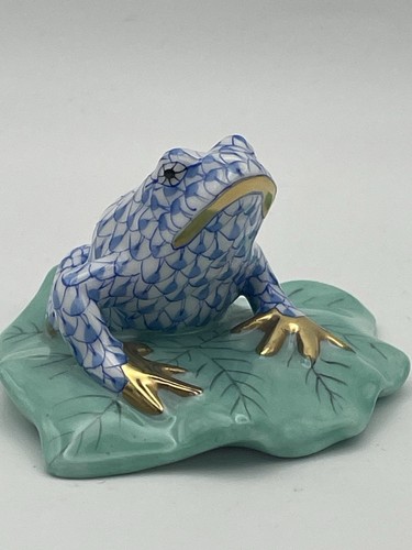 Herend Hungary Hand Painted Porcelain Frog Blue Fishnet On Green Lily Pad #5355 - Picture 8 of 17
