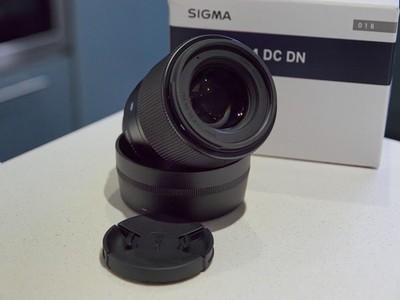Sigma 30mm F1.4 DC DN Contemporary Objektiv für Micro Four Thirds - makellos, unbenutzt