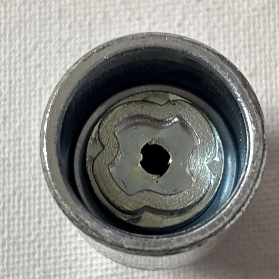 Llave de bloqueo de rueda de repuesto McGard (046600) (solo llave) Foto 3 de 4