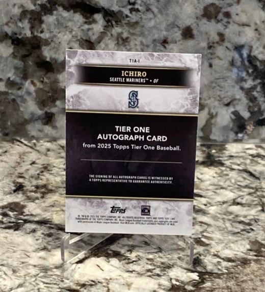 Ichiro Suzuki 2025 Topps Tier One rojo lámina en tarjeta automática 06/10 Seattle Mariners Foto 2 de 4