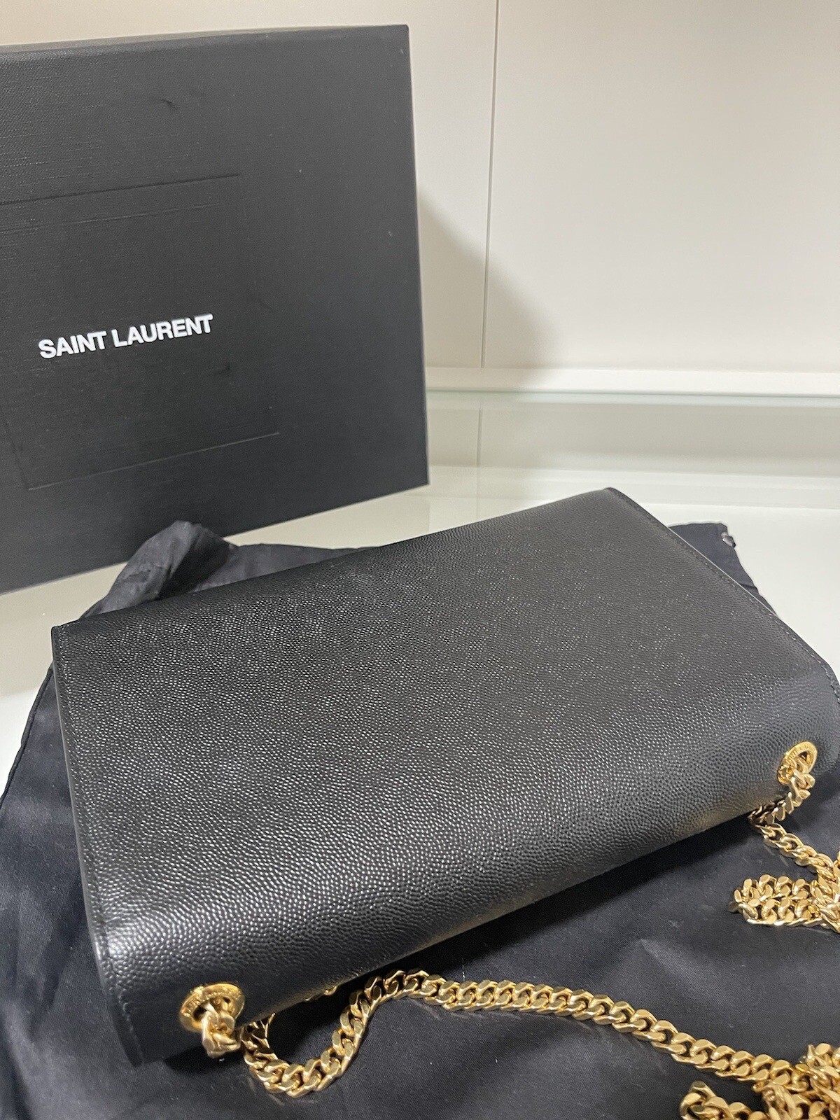 Nuovissima borsa a catena media Saint Laurent Kate pelle nera oro YSL