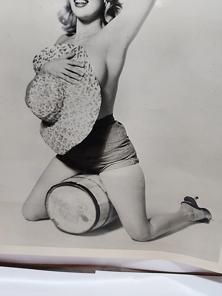 1950-е Джейн Мэнсфилд Сексуальный Винный Баррелл на Коленях 8 x 10 Фото RRP302 - Изображение 3 из 4