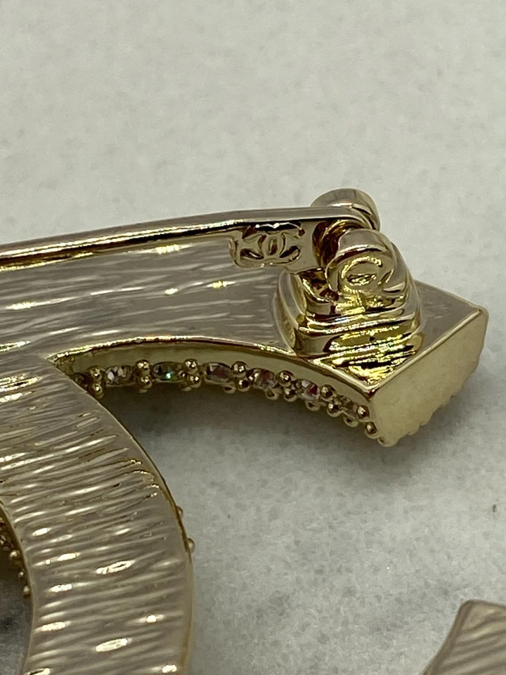 Auténtico broche prendedor Chanel CC - usado / KG3775 Foto 3 de 4