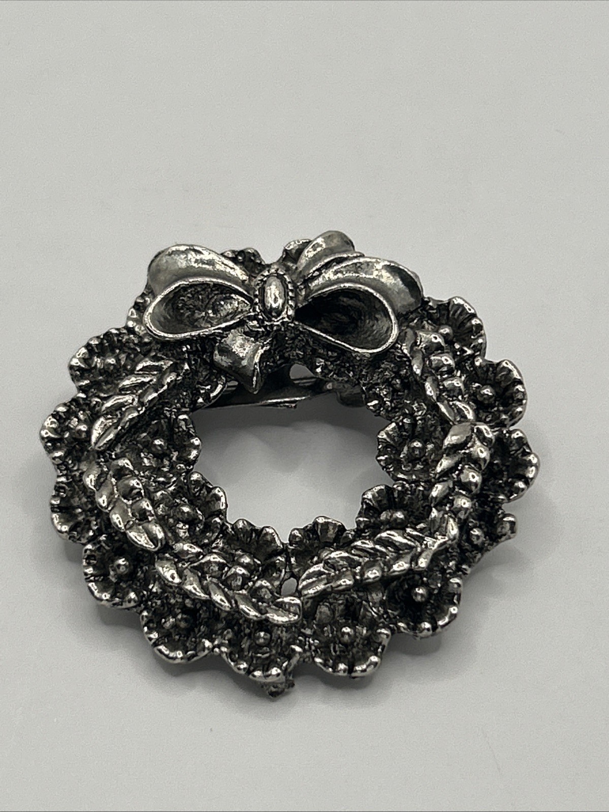 Vintage Silvertone Textured Metal Wreath Brooch Pin for Women