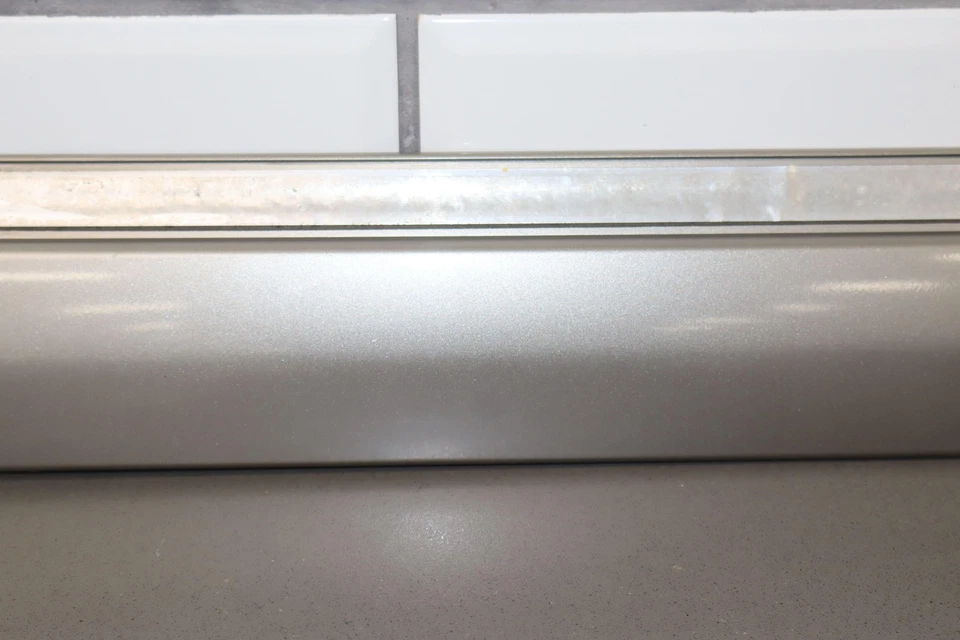 Moldura puerta delantera derecha Chevy Suburban GMT800 00-06 (estaño metálico 11U) Foto 3 de 4