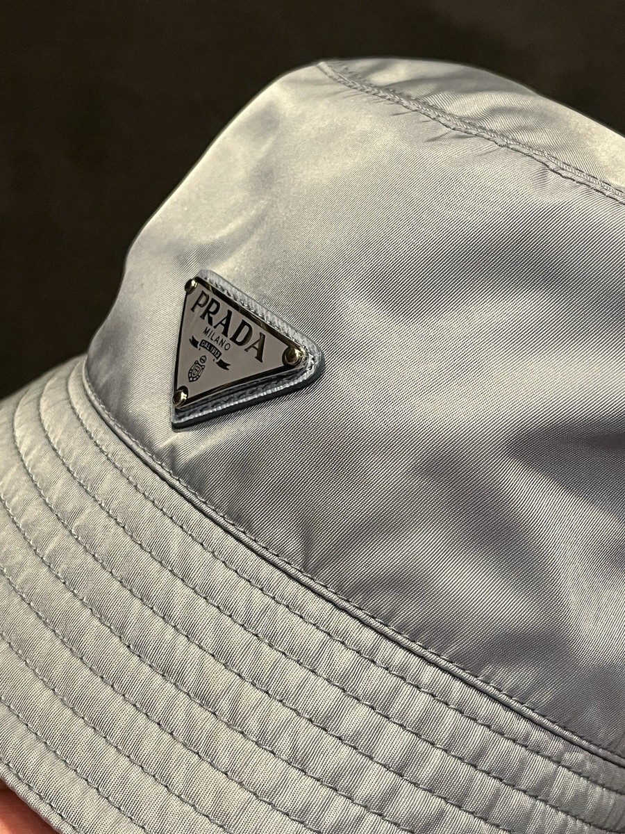 PRADA キャップシルバー三角ロゴ PRADA キャップシルバー三角ロゴ 超美