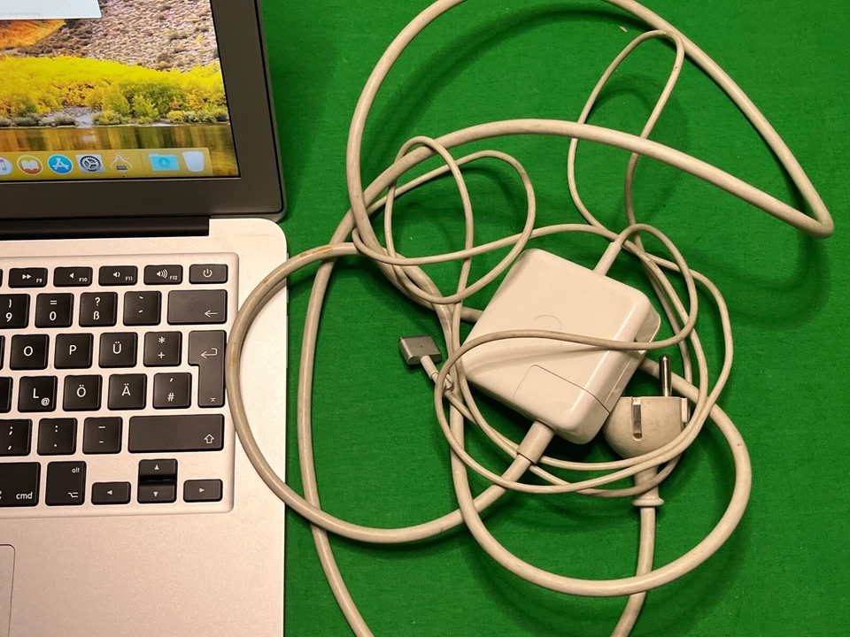 Apple MacBook Air 13 Zoll (128GB SSD, Intel Core i5 , 4GB RAM ) Cycle: 189 / GUT - Bild 4 von 4