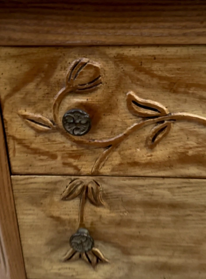 Mesita de noche/extremo Davis Cabinet Co. French Country años 40 con 2 cajones Foto 3 de 4