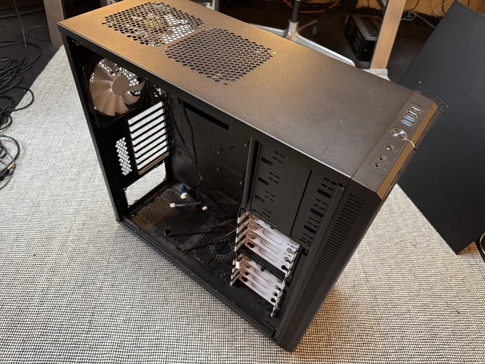 Fractal Design Define XL R2 - Full Tower Case - 4 Case Fans. ATX - Image 3 of 4