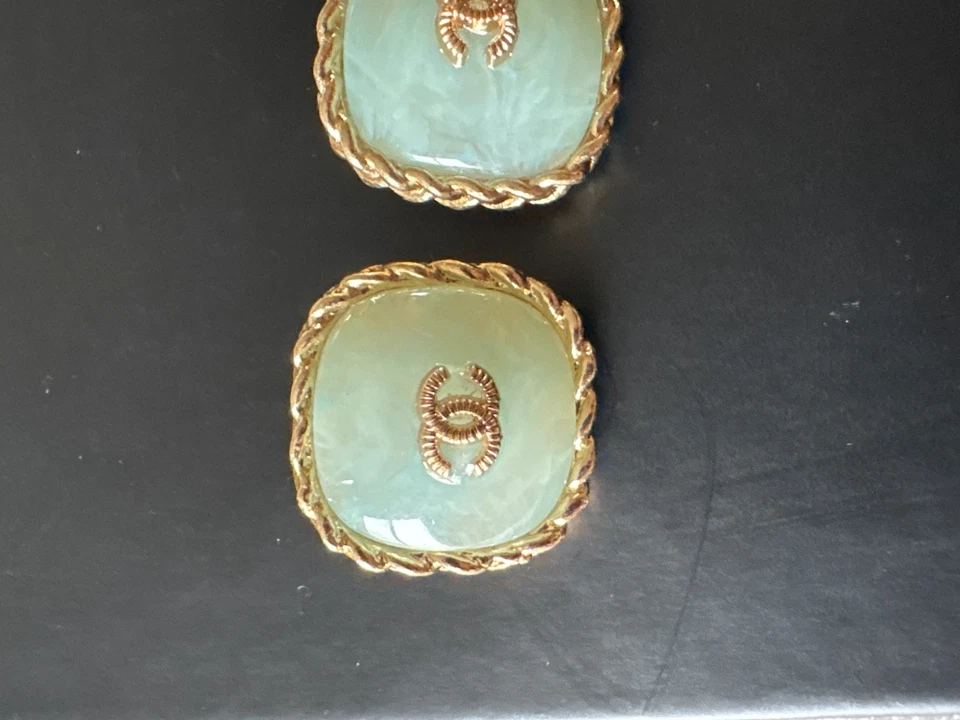 CHANEL Square Design 2.4 cm (24mm) XL BUTTONS Set of 4 Light Green Marble & GOLD - Image 2 of 4