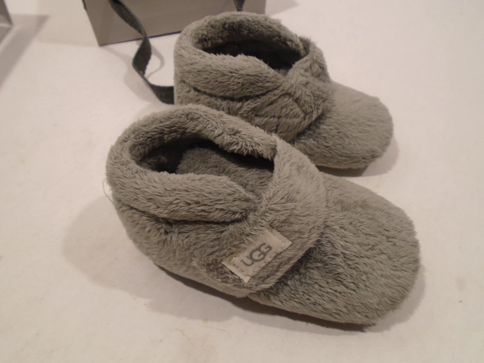 Botín UGG Baby Bixbee Talla 4/5 Peluche Suave Se Ajusta a Talla 12-18 meses Gris Foto 3 de 4