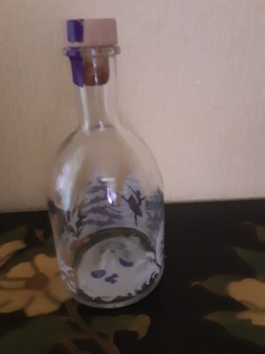 M&S leere Gin Flasche, leuchtet bei Knopfdruck,