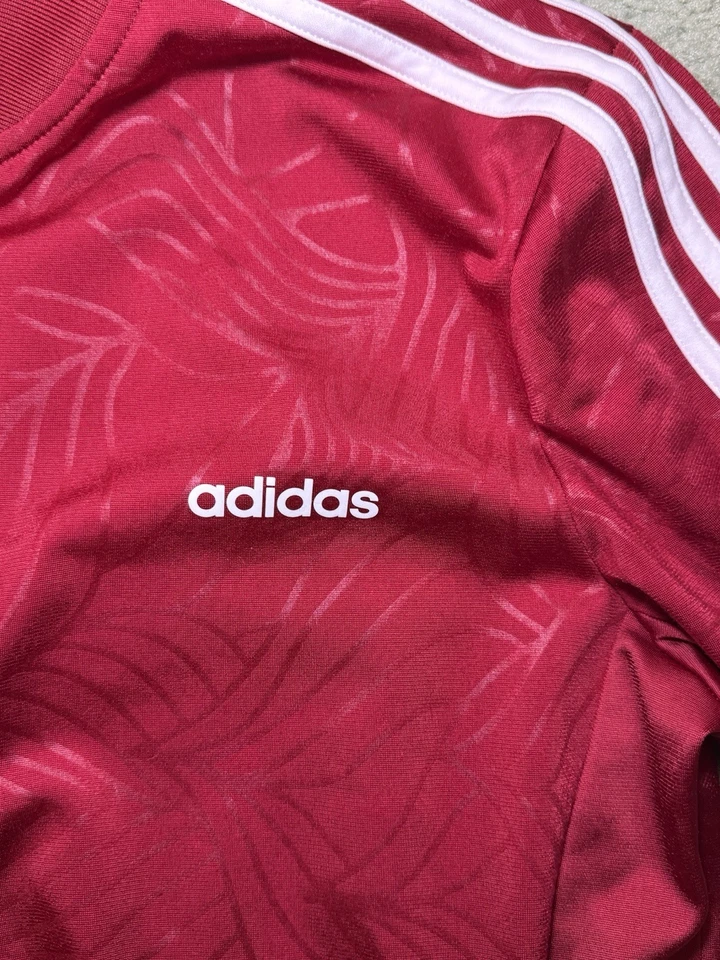 Jaqueta de atletismo feminina Adidas floral em relevo vermelha 3 listras tamanho XL - Imagem 3 de 4