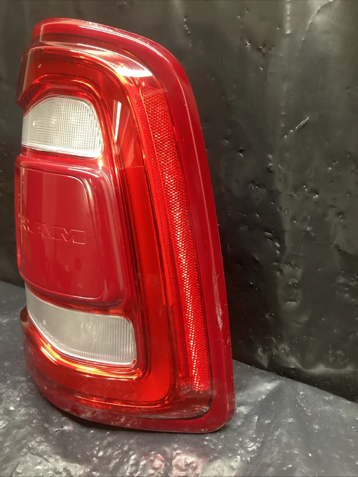 Dodge Ram 2500 3500 2019-2024 luz trasera derecha derecha OEM LED 68639088AB CON BLIS Foto 3 de 4