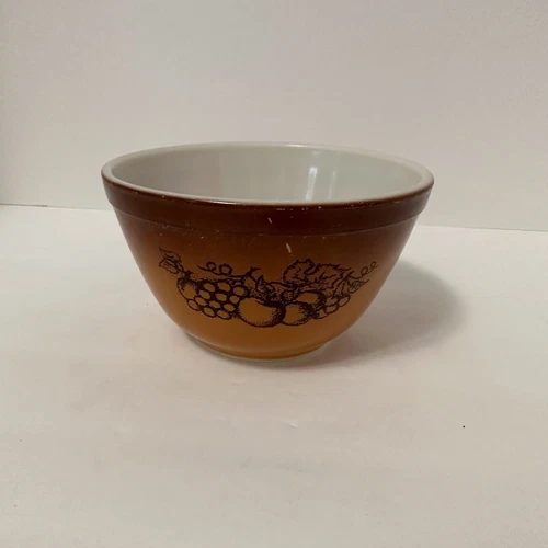 Pyrex Old Orchard Harvest 1.5 QT Bowl