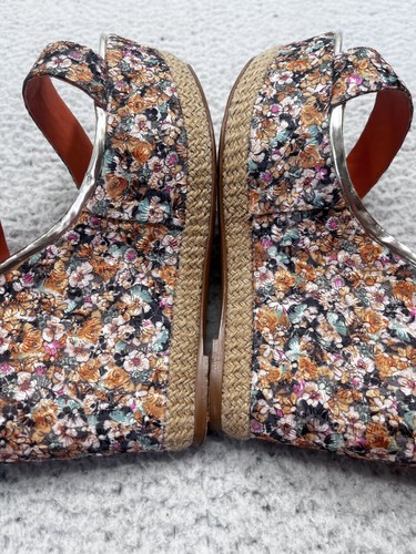 Women's Betsy Johnson Floral Tan Leather Open Toe Platform Wedge Sandal Size 8 M - Picture 10 of 15