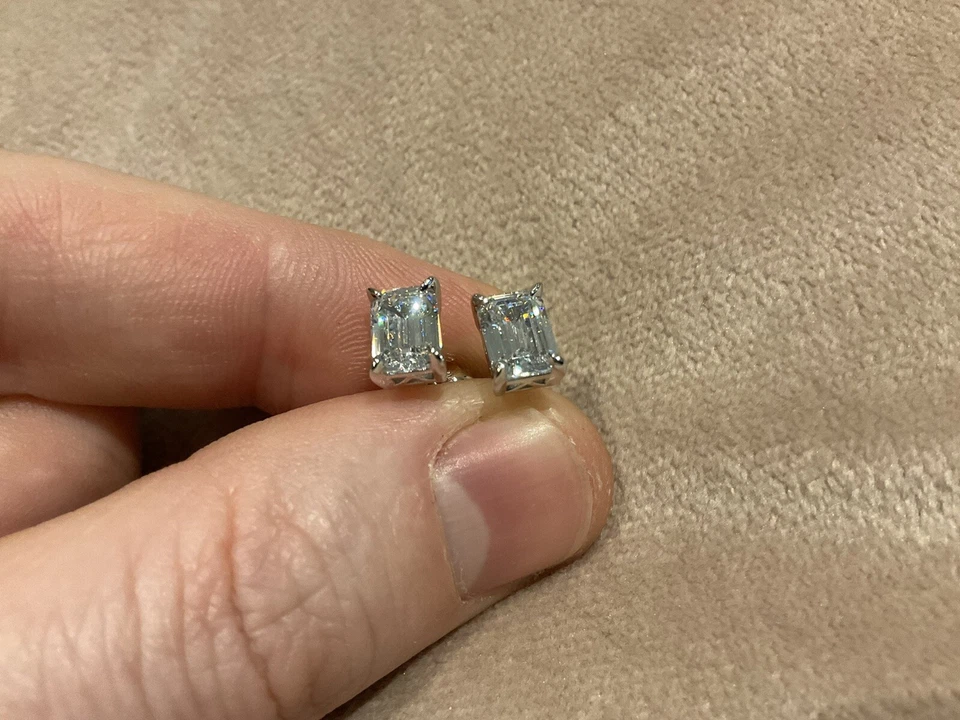 Aretes de diamantes de corte esmeralda creados en laboratorio de 2,0 quilates en platino 925 Foto 3 de 4