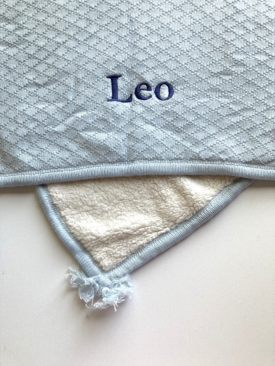 Pottery Barn Luxe Cable Knit Sherpa Baby Blanket LEO mono NWOT Blue 30 x 40  in22