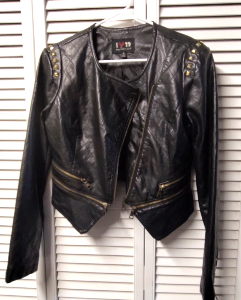 Bonita chaqueta recortada negra de cuero sintético para dama talla M 34" cremalleras en el pecho piedras preciosas Foto 2 de 4