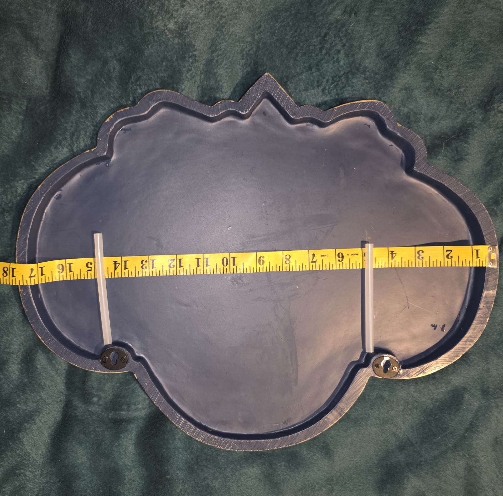 DIAMOND CROWN MAXIMUS RESIN WALL PLAQUE PLUS A CIGAR CASE CONTAINING CIGARS 