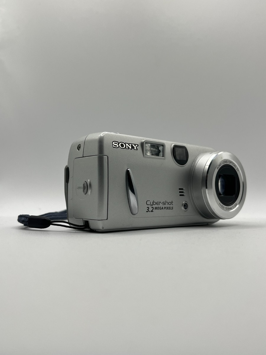 SONY Digital Camera Cyber-shot DSC-P52 3.2MP - Silver - Tested
