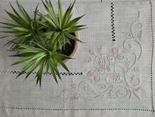 Tovaglia ricamata in punto pieno e gigliuccio a mano su lino canapa 12 posti