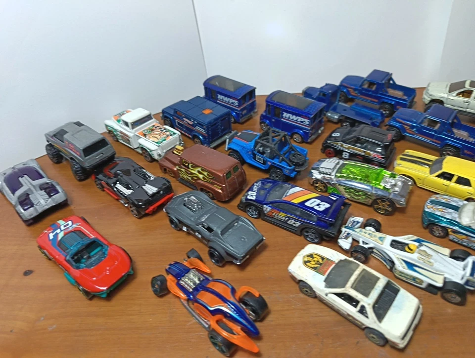 2 LOTTO 36 HOT WHEELS JEEP CAMION PICKUP VARIE SERIE IDEALI PER MERCATINO - Immagine 3 di 4