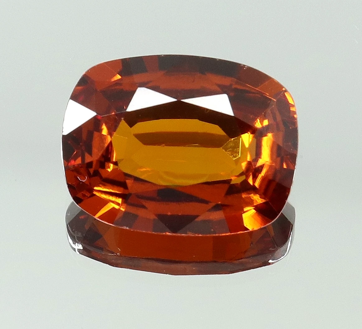 GRENAT HESSONITE. 7.8 carats. Afrique