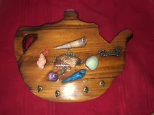 WOOD TEAPOT SHAPED 4 HOOK KEY HOLDER SAYS FLORIDA W’ SEA SHELLS WALL MOUNTED