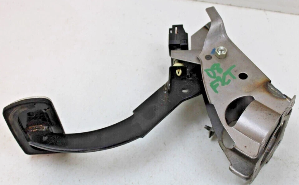  Pedal de freno Subaru Forester XT 2004-08 transmisión automática OEM  Foto 2 de 4