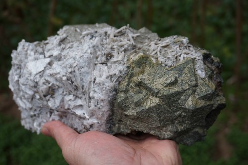 5680g natürlicher grüner Granat mit weißem Calcit und feinem Quarzkristall Probe - Bild 5 von 11