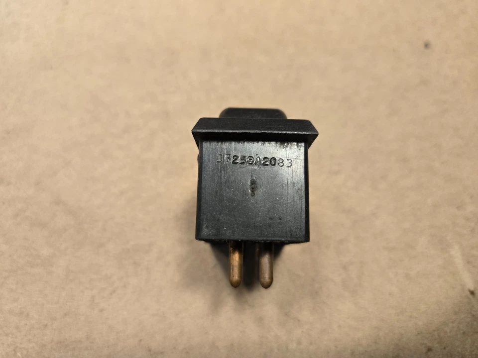 Interruptor basculante de ventana Triumph Stag Lucas 152SA Foto 3 de 4