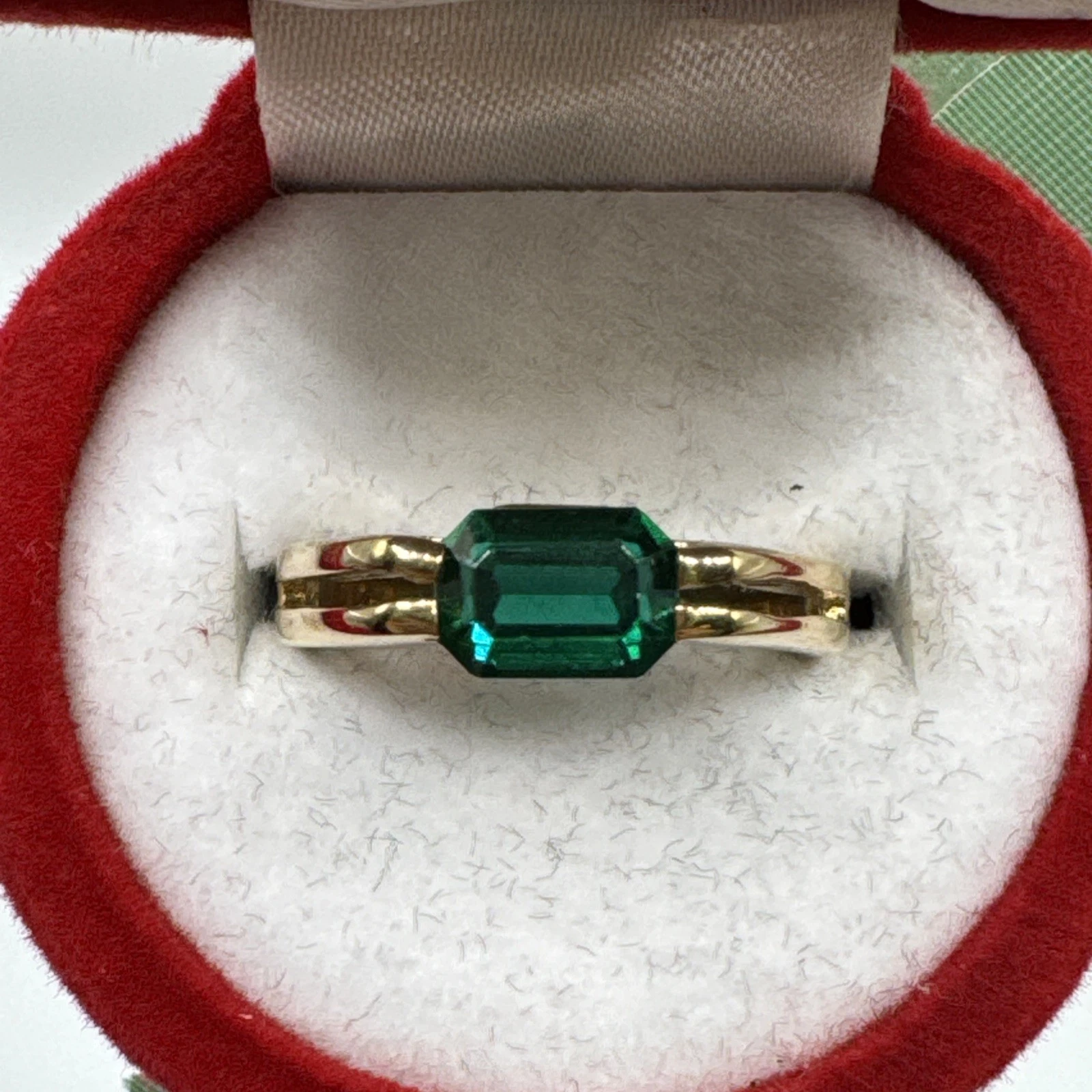 Bague vintage fantaisie or avec pierre verte. Taille 56.