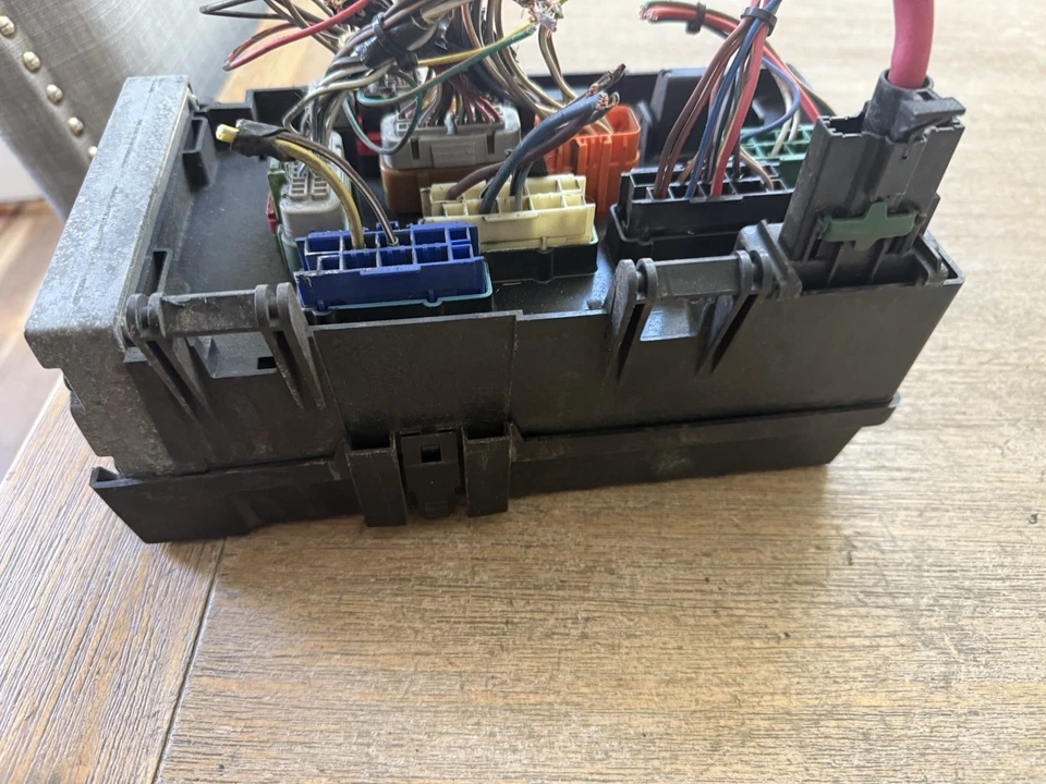 2006 2007 CHRYSLER Town Country Front Body Control Unit Module & FUSE 05144579AC - Imagem 2 de 4