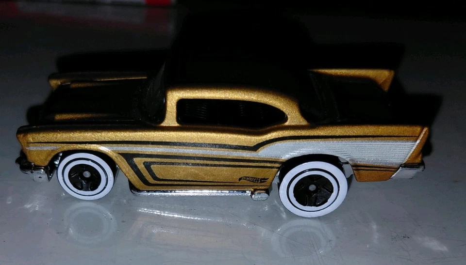 Chevy FYC41 2018 Frost Gold 57' Hot Wheels | Error de calcomanía | Código base R05 Foto 4 de 4