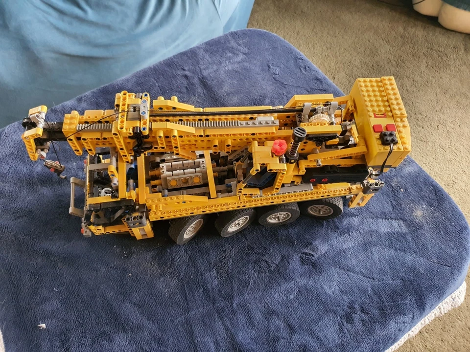 LEGO Technic 8421 Mobile Crane, photo 2 of 5