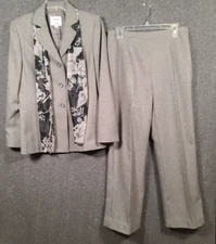 Le Suit Women’s Light Gray Pantsuit 2-piece Set Size 8 With Floral Scarf