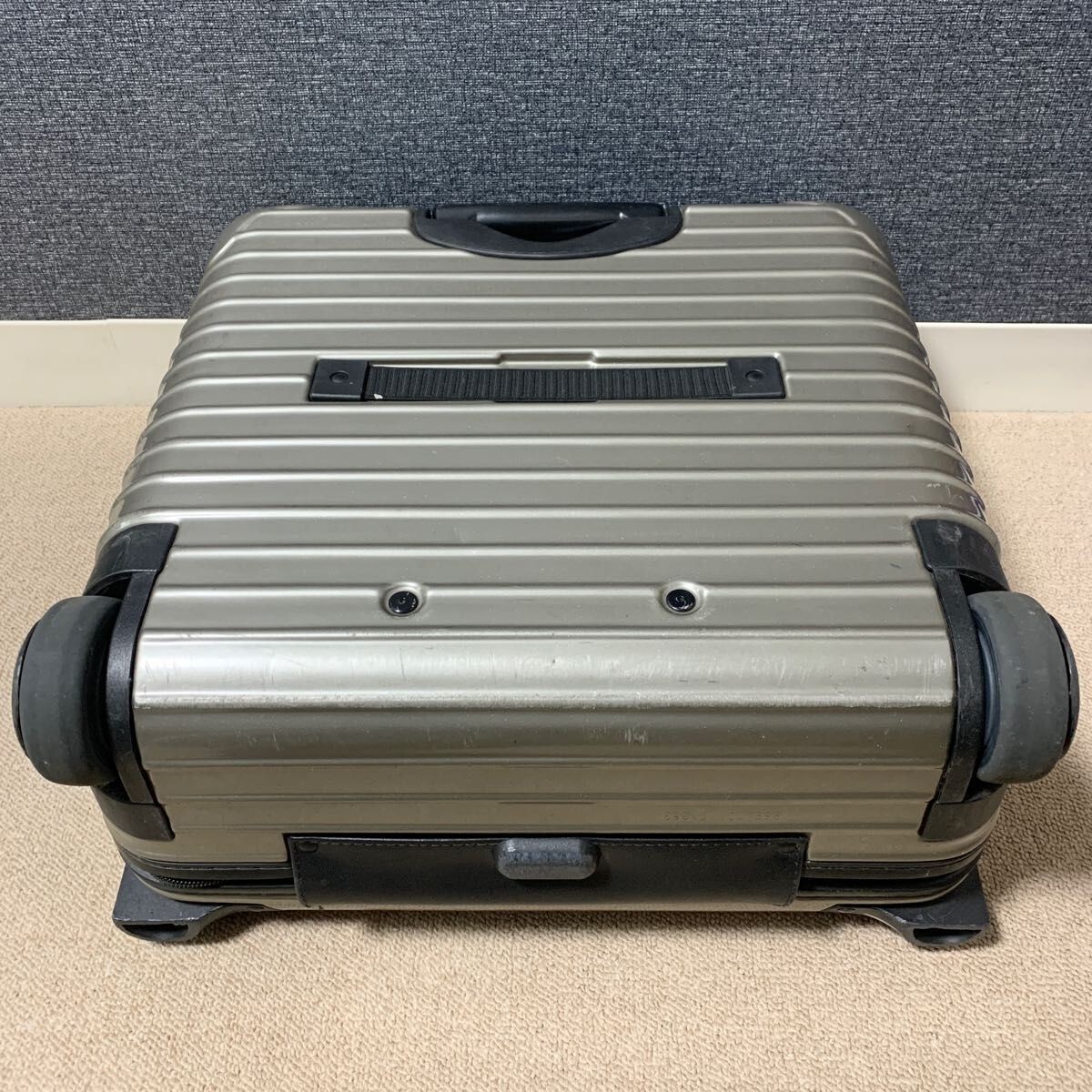 Rimowa Salsa Business Trolley 23L Suitcase Champagne Gold 2 Rimowa Salsa Business Trolley 23L Suitcase Champagne Gold 2