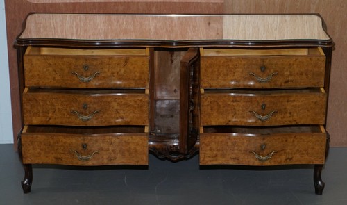 SUBLIME VINTAGE ITALIAN BURR WALNUT SERPENTINE FRONTED SIDEBOARD MIRRORED TOP - Picture 11 of 12