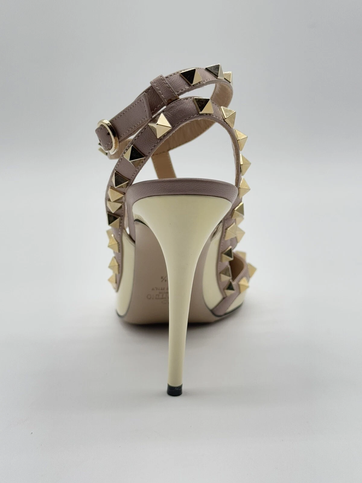 Valentino Rockstud Accents décolleté con cinturino a T in pelle verniciata avorio oro 38 5 US 8 5