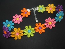 A  DAISY FLOWER FESTIVAL CHOKER NECKLACE . CHOICE OF COLOURS. NEW.