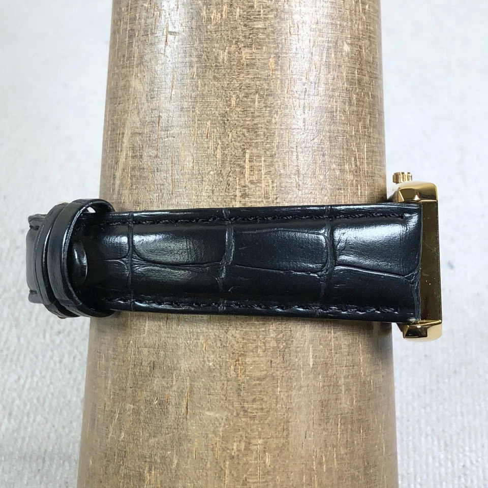 Reloj analógico de cuarzo rectangular de cuero negro vintage Q & Q para mujer de 28 mm 7" Foto 3 de 4