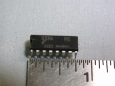 25 Fairchild 9334PC 8-Bit Addressable Latch ICs 16-DIP Package