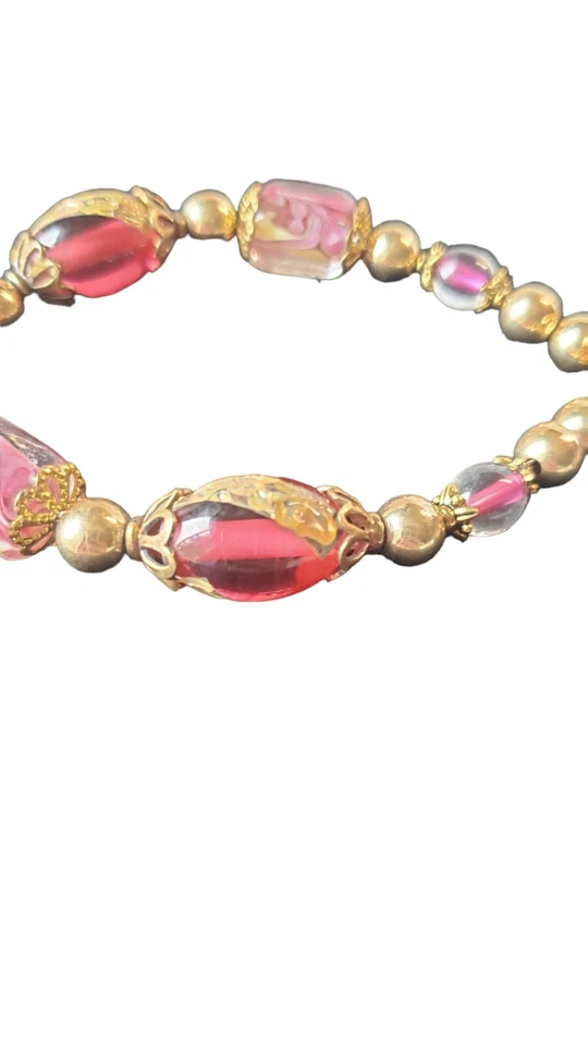 Brazalete de cuentas de vidrio rosa tono dorado y corazón cierre de palanca 8" Foto 3 de 4