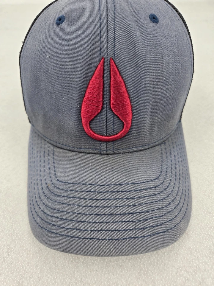 Chapéu caminhoneiro Nixon icônico azul Snapback malha ajustável - Imagem 2 de 4