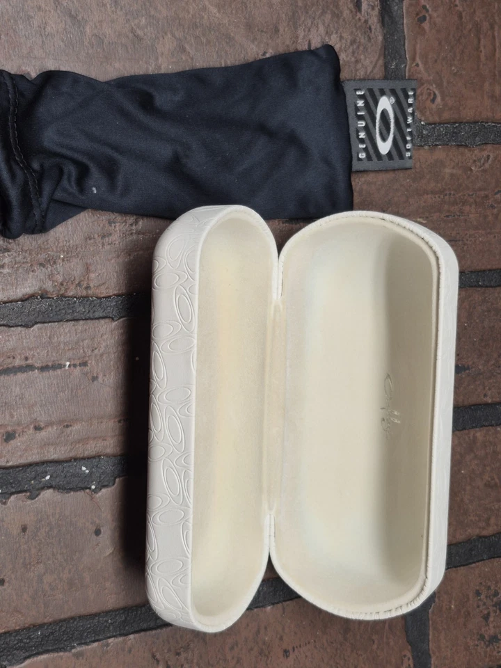 Estuche rígido para gafas de sol Oakley blanco con cubierta + funda Oakley negra Foto 2 de 2